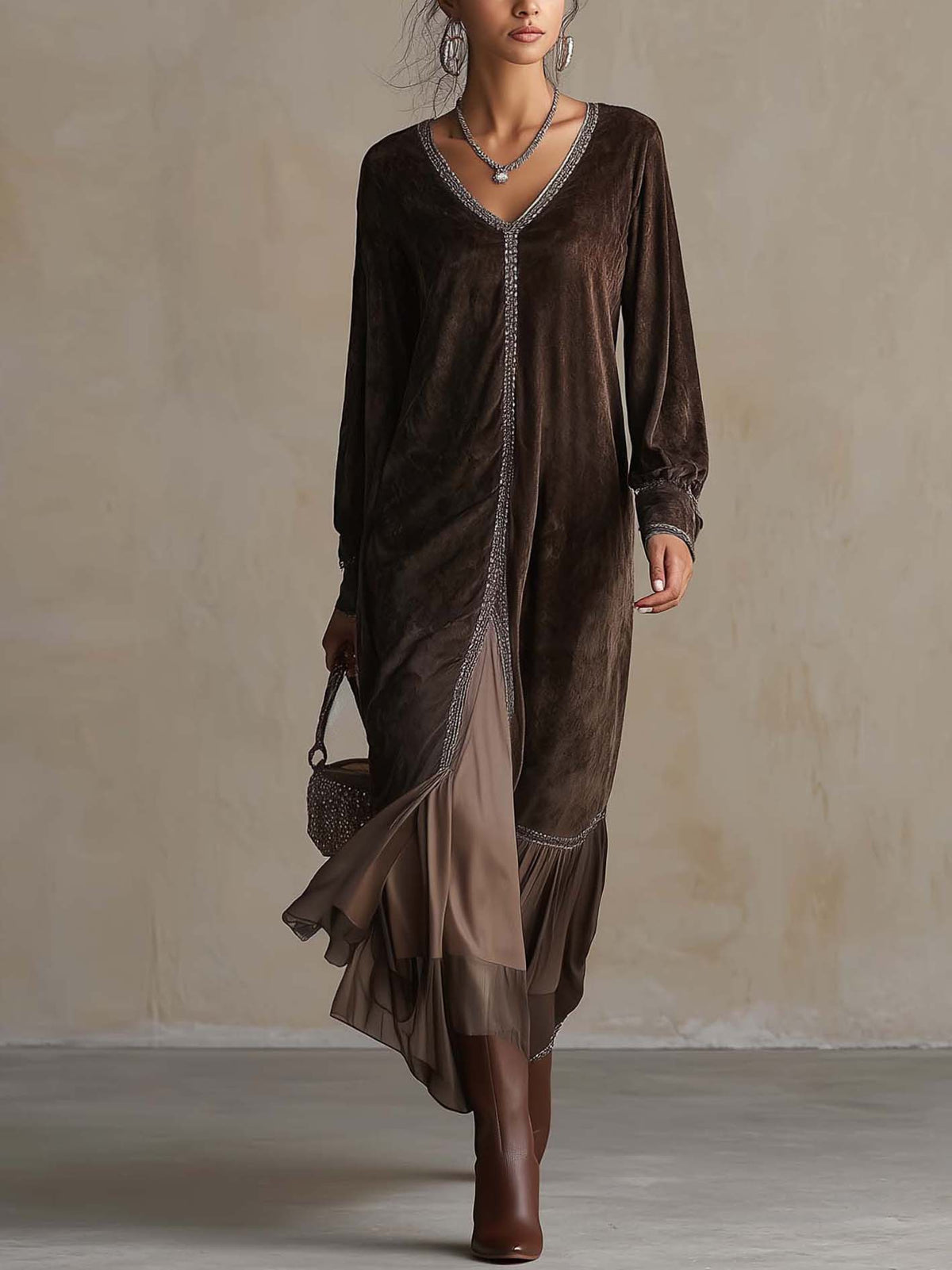 Teresa | Vestido midi evasé de ante sintético con escote en V y detalles decorativos