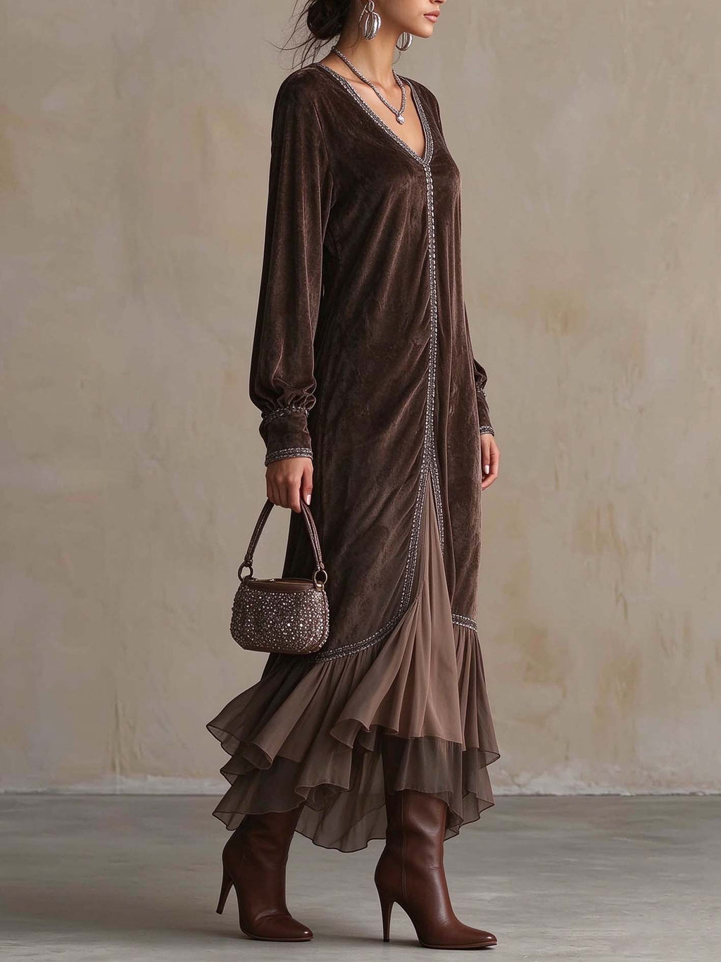 Teresa | Vestido midi evasé de ante sintético con escote en V y detalles decorativos