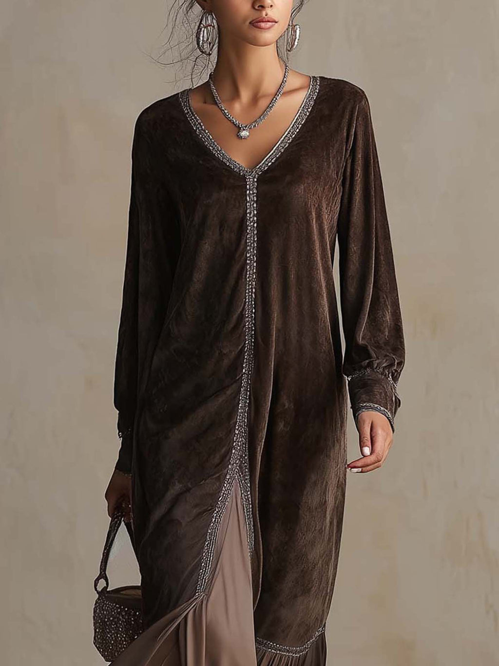 Teresa | Vestido midi evasé de ante sintético con escote en V y detalles decorativos