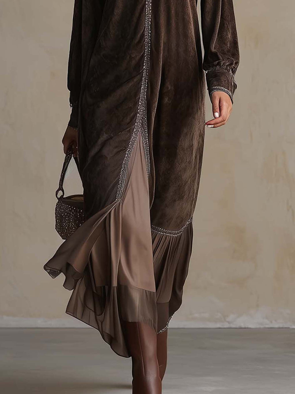 Teresa | Vestido midi evasé de ante sintético con escote en V y detalles decorativos
