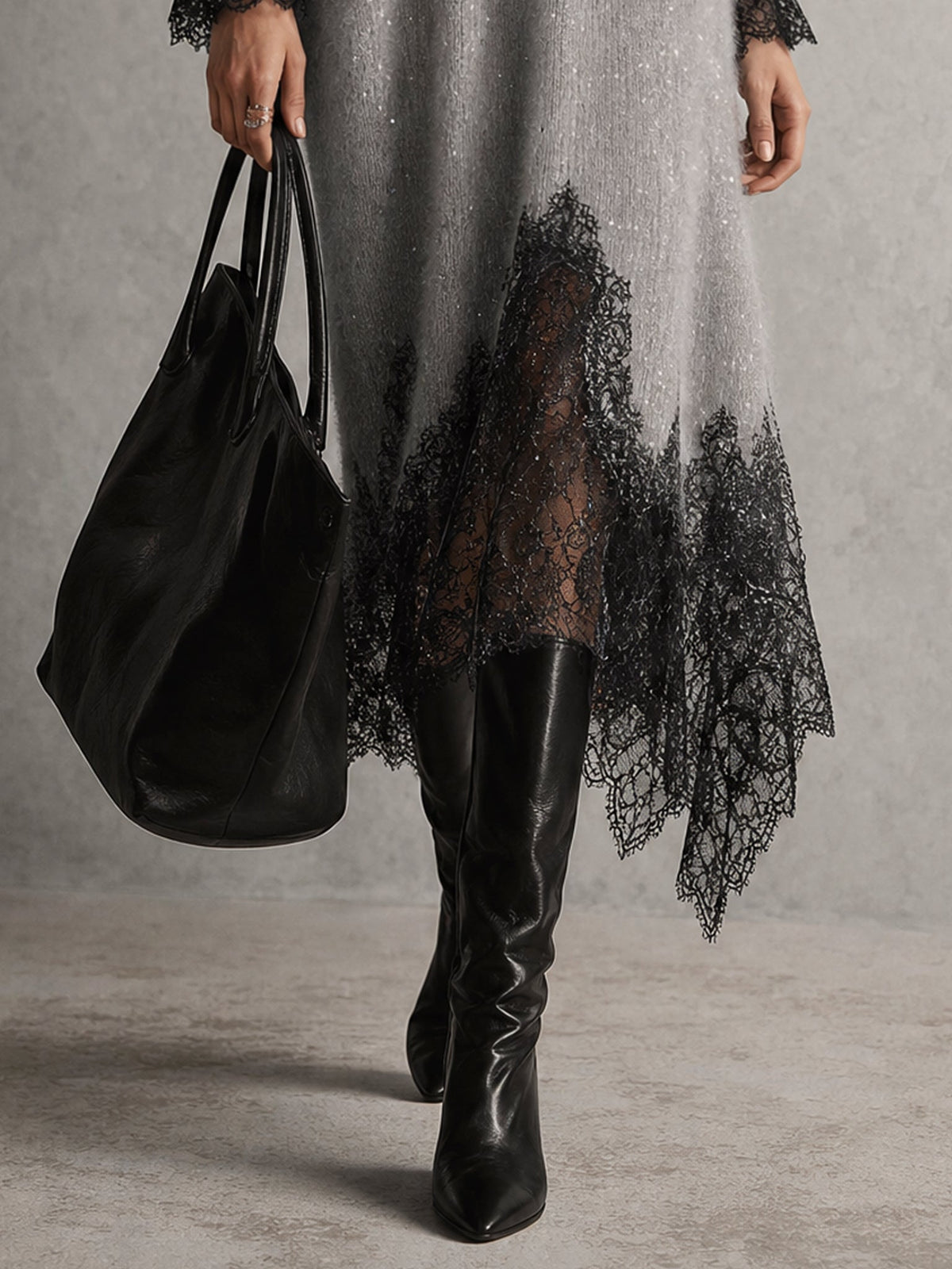 Vestido midi gris de punto brillante con bajo de encaje