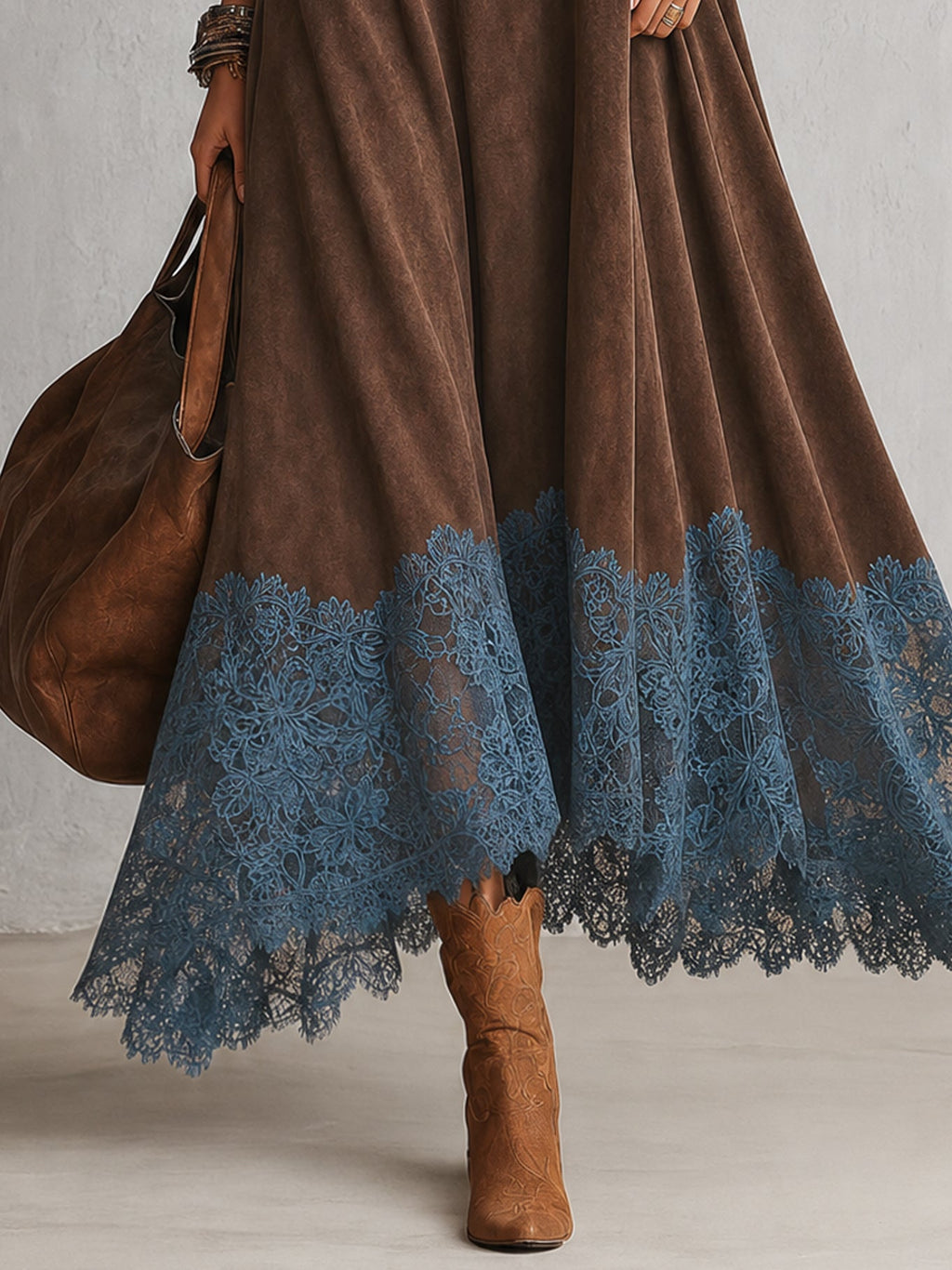 Vestido largo marrón efecto ante con mangas largas y bajo de encaje vintage