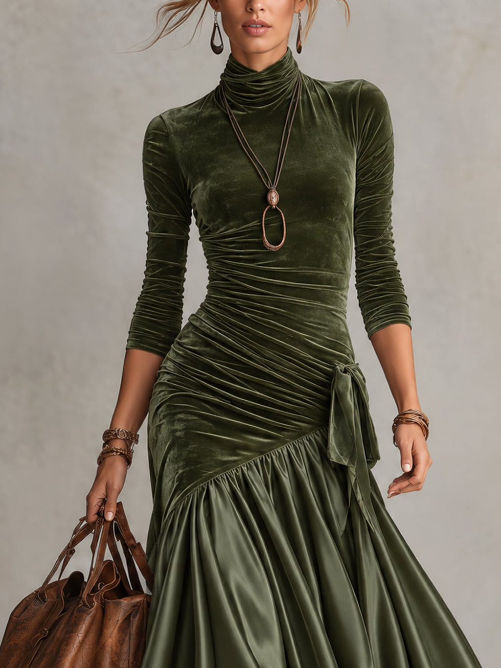 Vestido largo verde oliva de terciopelo elástico y satén con bajo de encaje