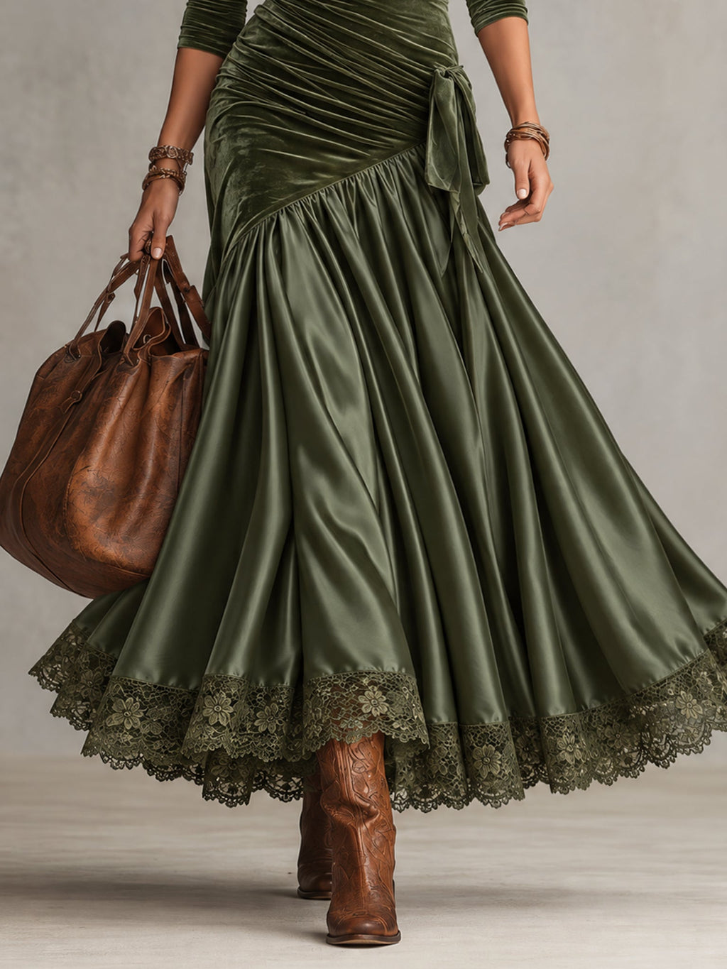 Vestido largo verde oliva de terciopelo elástico y satén con bajo de encaje