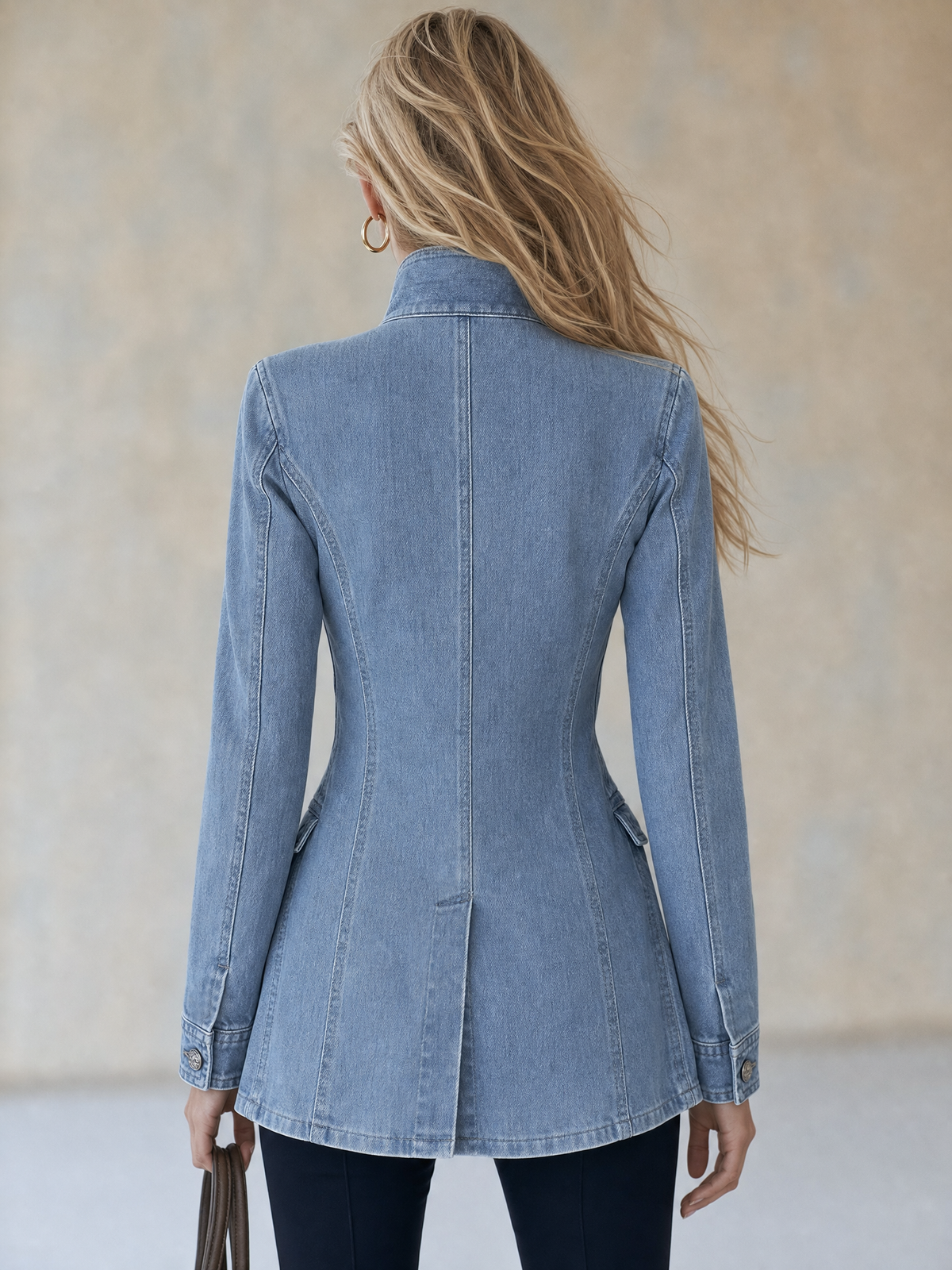 Abrigo vaquero azul de estilo militar con doble botonadura