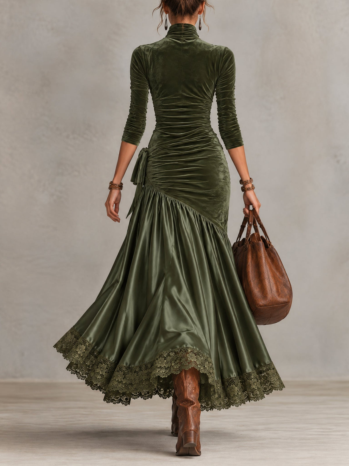 Vestido largo verde oliva de terciopelo elástico y satén con bajo de encaje