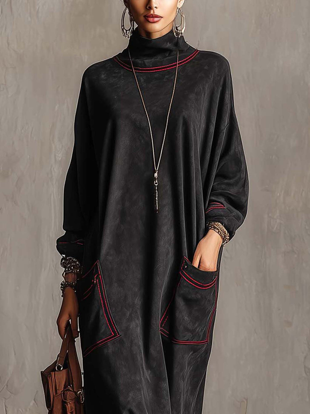 Manuela | Vestido largo negro de ante sintético con costuras rojas y bolsillos de parche