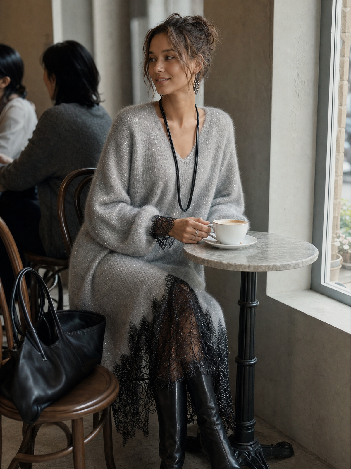 Vestido midi gris de punto brillante con bajo de encaje