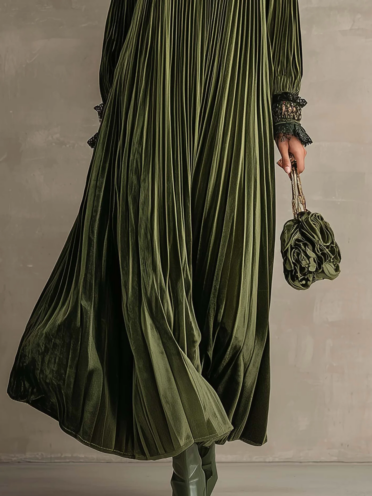 Rosa | Vestido largo plisado verde oliva con detalle floral en el hombro