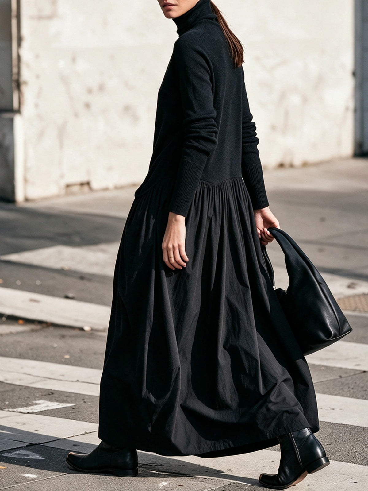 Vestido largo negro oversize con cuello alto y bolsillos