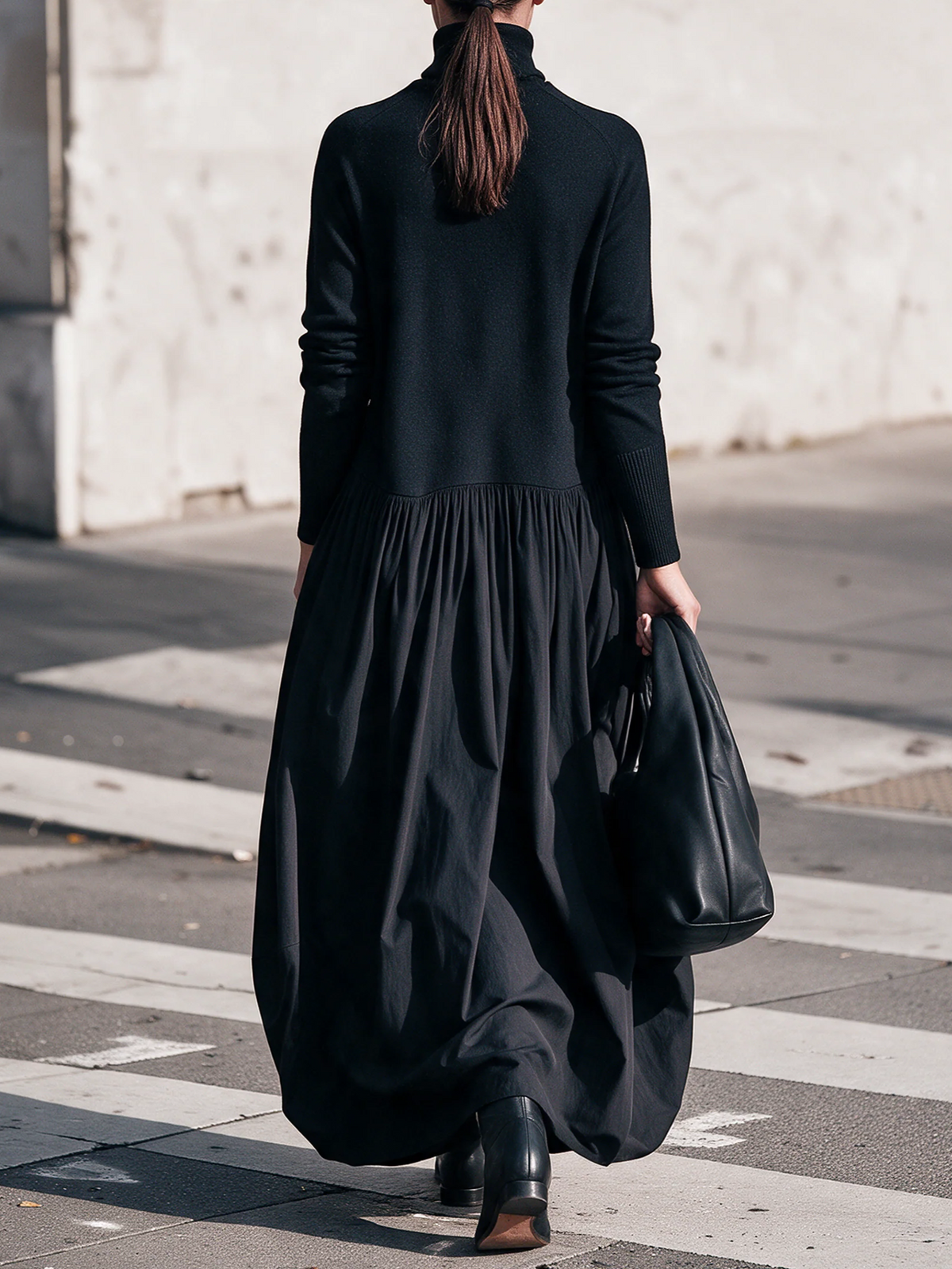 Vestido largo negro oversize con cuello alto y bolsillos